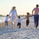 3A Gebundene Vorsorge: Familie mit drei Kindern spazieren am Strand.