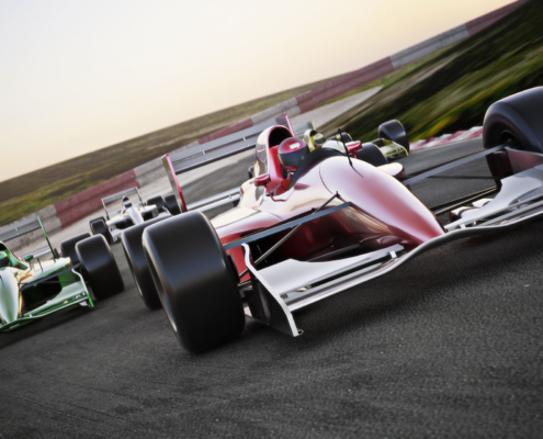 Motorsportversicherung: Ein roter Formel 1 Wagen auf der Piste mitten im Rennen.